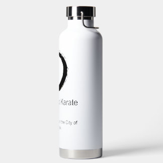 Botella de agua de karate de taza vacía