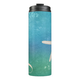 Botella de agua de las estrellas de mar aislada