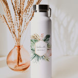 Botella de agua de Lush Tropics Bridesmaid<br><div class="desc">La Colección de Tropics Lush, una hermosa y moderna colección que presenta vegetación tropical pintada a mano, como monastera acuática y hojas de palma. La paleta de colores es absolutamente impresionante, con verdes exuberantes, un brillo delicado y un oro elegante que crean una perfecta atmósfera tropical de verano. Cada elemento...</div>