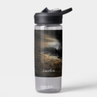 Botella de agua de nubes de luz solar nocturna
