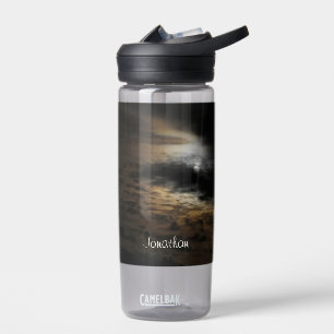 Botella de agua de nubes de luz solar nocturna
