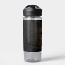 Botella de agua de nubes de luz solar nocturna