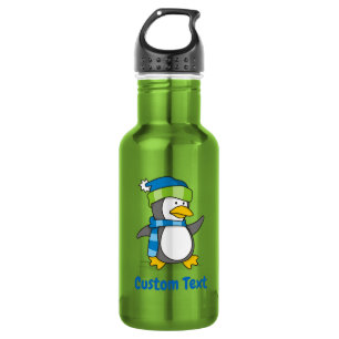 Botella de agua de pequeño pingüino caminando sobr