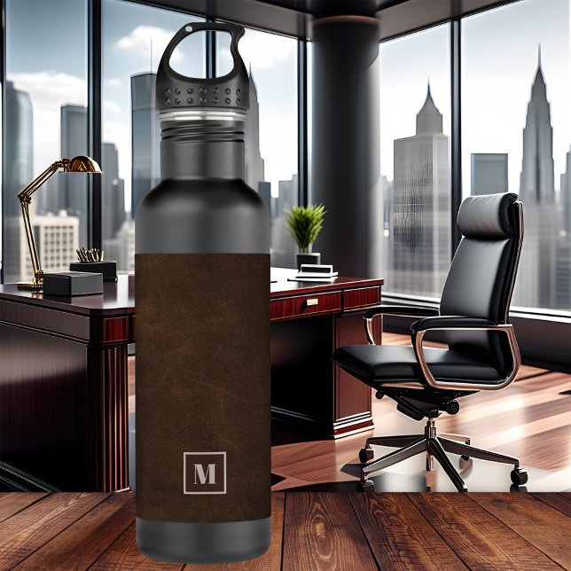 Botella de agua de piel oscura de piel oscura moda (Water bottle featuring a chic dark brown faux leather design with a rectangular shape and monogram)