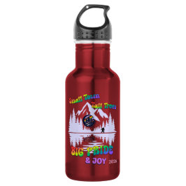 Botella de agua de pueblo pequeño, árboles altos y