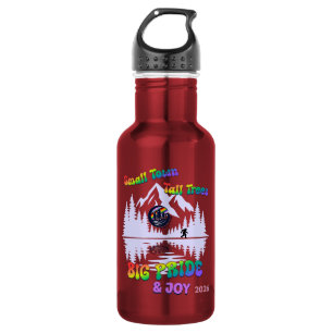 Botella de agua de pueblo pequeño, árboles altos y
