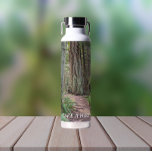Botella De Agua Dé un paseo por el bosque de senderismo<br><div class="desc">Mantenga su bebida caliente o fría donde quiera que vaya con esta botella de agua moderna e aislada al vacío que muestra la imagen de una ruta de senderismo en un bosque e inspira a uno a "Hacer una caminata". Seleccione su tamaño y color de la botella de agua.</div>