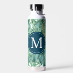Botella De Agua De vuelta a la escuela Personalizado hojas tropica<br><div class="desc">Estas botellas de agua aisladas presentan hojas tropicales en tonos verdes. Utilice los campos de plantilla para agregar el monograma del personalizado. Una elección divertida para volver a la escuela. Para ver la línea completa de lo esencial de la habitación dormitorio visite www.zazzle.com/dotellabelle Arte acuático y diseño de Victoria Grigaliunas...</div>
