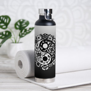 Botella de agua de Yin Yang con flores blancas y n