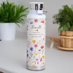 Botella De Agua Definición de nombres con un patrón de flores silv<br><div class="desc">Botella de agua de flores silvestres con definición de nombre personalizado. La plantilla de personalización está lista para que agregue su nombre y su definición elegida utilizando atributos personales, características o habilidades que podrían ser verdaderas, divertidas, buenas o malas. El diseño presenta coloridas flores silvestres de color acuático y está...</div>