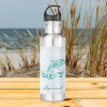 Botella De Agua Delfín verde azulado personalizado<br><div class="desc">Lleve consigo una bebida refrescante de agua con una Verde azulada botella de agua personalizada para delfines. El diseño de botellas de agua tiene un delfín metálico vibrante contra un paisaje marino silencioso adornado con elegantes rollos con un área para personalizar con tu nombre. Artículos de regalo adicionales disponibles con...</div>
