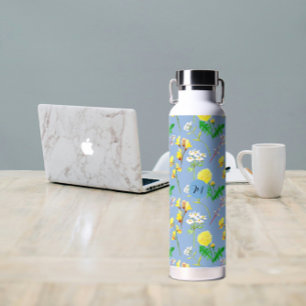 Botella De Agua Delicadas flores silvestres en azul cielo. Persona