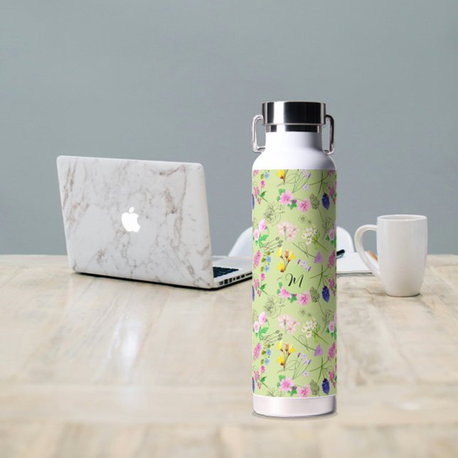 Botella De Agua Delicadas flores silvestres en verde claro. Person (Delicate wildflowers in light green. Custom. Water Bottle
)