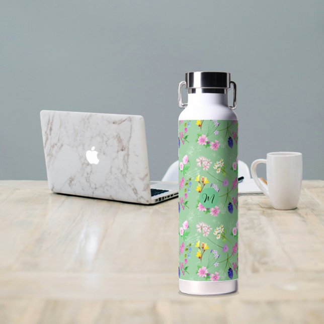 Botella De Agua Delicadas flores silvestres en verde menta. Person (Delicate wildflowers in mint green. Custom. Water Bottle
)
