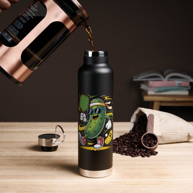 Botella De Agua Dill pickle jugando pickleball (Café (girado))