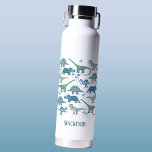 Botella De Agua Dinosaurio lindo personalizado<br><div class="desc">Montones de dinosaurios azules,  Tyrannosaurus rex,  Spinosaurus,  Stegosaurus,  Diplodocuments y Triceratops. ¡Perfecto para paleontólogos en ciernes! Eliminar o cambiar el nombre a personalizar.</div>