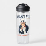 Botella De Agua Divertido tío Sam Personalizado Patriótico<br><div class="desc">Recuerden estar hidratados con la mirada amenazadora del Tío Sam. Esta botella de agua está diseñada para parecerse al clásico poster de reclutamiento del Tío Sam. Puede personalizar el mensaje "para BEBER MÁS AGUA" a cualquier texto que elija.</div>