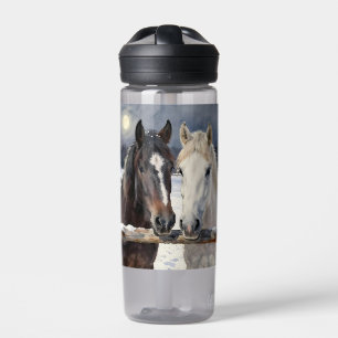 Botella De Agua Dos caballos en una granja nevada   Personalizado