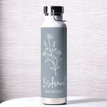 Botella De Agua Duste Blue Bridesmaid Nombre Floral Bachelorette<br><div class="desc">Celebra con estilo con nuestro nombre Bachelorette Bridal Party Thermal Wine Tumbler. Con un diseño de escritura elegante y personalizado, este tumbler es perfecto para mantener las bebidas a la temperatura ideal durante sus festividades nupales. Elaborado con materiales aislados de alta calidad, es tan práctico como moda. Ideal para fiestas...</div>