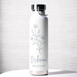 Botella De Agua Duste Blue Bridesmaid Nombre Floral Bachelorette<br><div class="desc">Celebra con estilo con nuestro nombre Bachelorette Bridal Party Thermal Wine Tumbler. Con un diseño de escritura elegante y personalizado, este tumbler es perfecto para mantener las bebidas a la temperatura ideal durante sus festividades nupales. Elaborado con materiales aislados de alta calidad, es tan práctico como moda. Ideal para fiestas...</div>