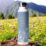 Botella De Agua Duste Blue Wildflower Garden Monograma<br><div class="desc">Relájese con nuestra exquisita botella de agua del Jardín de Flores Silvestres Monograma Nombre. Diseñada con durabilidad y elegancia en mente, esta elegante botella está adornada con un impresionante diseño de jardín de flores silvestres que evoca la belleza de la naturaleza. Personaliza tu botella con tu monograma y nombre para...</div>