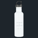 Botella de agua Dusty Blue Boda<br><div class="desc">Personalizado/personalizar elegante botella de agua de boda con polvoriento texto azul.</div>