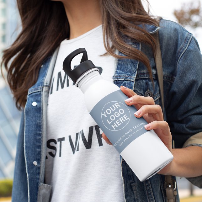 Botella De Agua Dusty Blue l Professional Business Logo y texto (Subido por el creador)