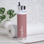 Botella De Agua Dusty Rosa Boda personalizada dama de honor<br><div class="desc">Regale a su boda dama de honor o dama de honor con esta botella de agua insulada al vacío y a la moda que presenta su nombre en blanco y estilizado guion sobre un polvoriento fondo de color subió diseñado para coincidir con su esquema de color boda. Personalice el frasco...</div>