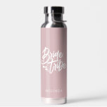 Botella De Agua Dusty Rosa caligrafía Tribu de novia Bachelorette<br><div class="desc">Esta sencilla y elegante botella de agua de rosa con nombre propio puede hacer un regalo perfecto para la soltera. Personalízalo fácilmente con tu nombre. También puede cambiar el color de fondo,  simplemente haga clic en "Editar usando la herramienta de diseño".</div>