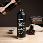 Botella De Agua El equipo Groom favorece la tipografía blanca negr<br><div class="desc">Un accesorio perfecto para mantenerse hidratado durante la marcha. Ya sea que se use durante los preparativos de los bodas,  en el gran día mismo,  o como un placer después de las festividades,  esta botella seguramente será apreciada por el novio.</div>