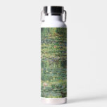 Botella De Agua El estanque Water-Lily, la pintura de aceite paisa<br><div class="desc">Claude Monet, 1899, GIverny, Francia aceite sobre lienzos, en su mayoría monocromático paisaje de arte fino, pintura al óleo impresionista que representa un tranquilo estanque tranquilo lleno de nenúfares color rosa pálido y ribetes de lirios verdes, con un puente verde sobre él. Se pueden ver sauces llorosos y otros árboles...</div>