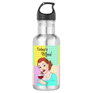 Botella De Agua El humor de hoy, la dama retro sosteniendo el vino