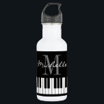 Botella De Agua El piano de cola con clase cierra la botella de<br><div class="desc">El piano de cola con clase cierra la botella de agua conocida del monograma. Diseño elegante de la plantilla de la tipografía de la escritura con la letra intial conocida de encargo. El logotipo blanco y negro para el pianista, el pianista, el profesor de escuela, el instructor, el músico etc....</div>