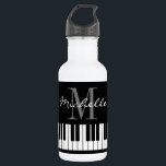 Botella De Agua El piano de cola con clase cierra la botella de<br><div class="desc">El piano de cola con clase cierra la botella de agua conocida del monograma. Diseño elegante de la plantilla de la tipografía de la escritura con la letra intial conocida de encargo. El logotipo blanco y negro para el pianista, el pianista, el profesor de escuela, el instructor, el músico etc....</div>