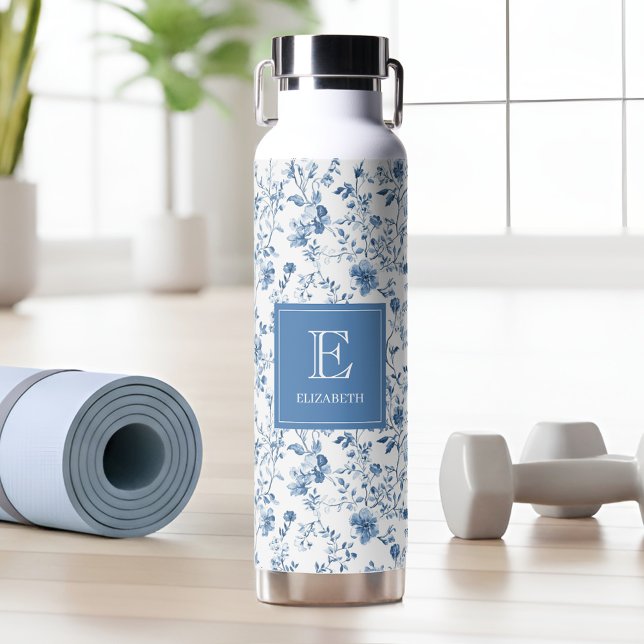 Botella De Agua Elegant Blue French Toile Pattern Monogram Name (Blue french floral toile pattern monogram and name - an elegant touch for your yoga accessories)