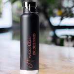 Botella De Agua Elegante Boda de guión de dama de honor personaliz<br><div class="desc">Elegante Botella de Agua Boda con guión de dama de honor personalizada . Favoritos perfectos para las novias. El diseño tiene un fondo negro con el nombre escrito en un tipo de letra de guión bonito . Personalizarlos cambiando el nombre . Para cualquier personalización adicional como cambio de color, etc,...</div>