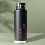 Botella De Agua Elegante Boda de nombres de guión de novia persona<br><div class="desc">Elegante Guión de Novia Personalizado Nombre Boda Botella de Agua . Un regalo perfecto para la novia. El diseño tiene un fondo negro con el nombre escrito en un tipo de letra de guión bonito . Personalizarlos cambiando el nombre . Para cualquier personalización adicional como cambio de color, etc, por...</div>