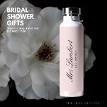 Botella De Agua Elegante Bonito Rubor Novia de regalo rosa para se<br><div class="desc">Perfecto para una ducha nupcial o nupcial, esta botella de agua sencilla y elegante es un regalo único y atento. Presenta un fondo rosa pálido y su futuro nombre y año de boda. Un regalo ideal para que la novia esté en una ducha de novia o en una fiesta de...</div>