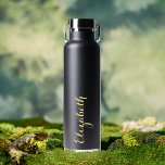 Botella De Agua Elegante Gold Script Nombre personalizado Monogram<br><div class="desc">Crea tu propio personalizado, personalizado, fresco, moda, elegante y elegante guión de tipografía de oro falso, negro elegante, a prueba de derrames, acero inoxidable, exterior resistente a la condensación, monopatía mate negro duradero de doble pared Thor Copper Vacuum Insulated Bottle que mantiene las bebidas calientes durante 12 horas o frío...</div>