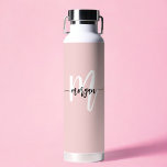 Botella De Agua Elegante guión moderno rosado nombre del monograma<br><div class="desc">Manténgase hidratado en estilo con la elegante botella de agua con el nombre de monograma giratorio rosa moderno. Este frasco elegante y reutilizable presenta un fondo rosa suave y un elegante monograma en un tipo de letra de escritura moderno, añadiendo un toque personalizado. Perfecto para entrenamientos en gimnasia, uso de...</div>