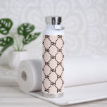 Botella De Agua Elegante Guión Rosa Moderno Iniciales de Monograma<br><div class="desc">Manténgase hidratado en estilo con nuestra personalizado Elegante botella de agua de lujo rosa moderno y de diseño Girly Monograma Iniciales, diseñada para aquellos que aprecian la elegancia en el viaje. Esta botella de agua, que presenta un fondo rosado de color moda con un sofisticado patrón de monograma, combina la...</div>