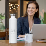 Botella De Agua Elegante nombre de monograma simple negro y blanco<br><div class="desc">Este sencillo,  elegante y elegante diseño en blanco y negro presenta su nombre personalizado,  monograma y título de negocios en una topografía moderna y elegante. Este artículo puede ser y un excelente regalo para usted,  su familia y amigos.</div>