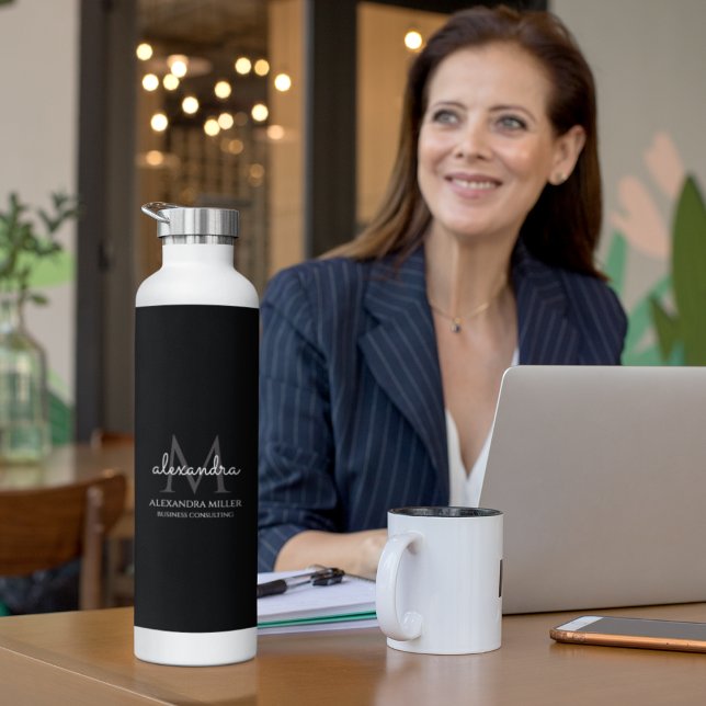 Botella De Agua Elegante nombre de monograma simple negro y blanco (Subido por el creador)