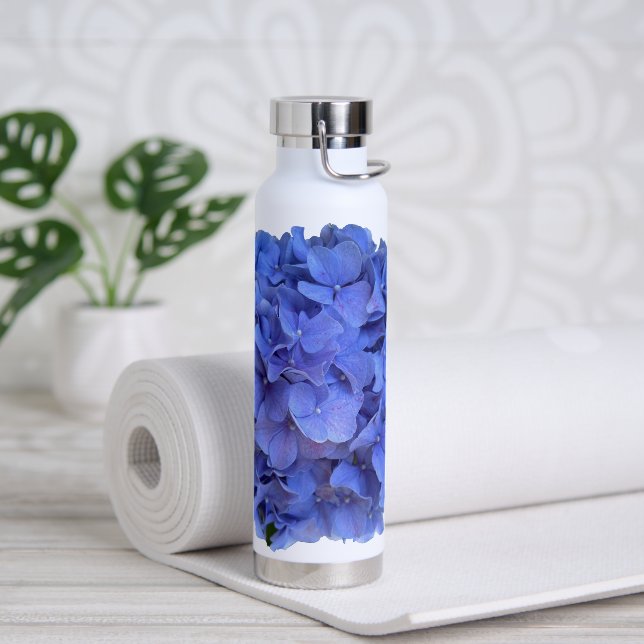 Botella De Agua Elegante perwinkle azul hortensias florales (Yoga)