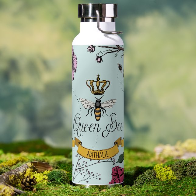 Botella De Agua Elegante Reina Floral Azul claro personalizada (Elegant Queen Bee Gold Crown Water Bottle in Blush Blue for Her. Hand Drawn Floral Bee Illustration.)