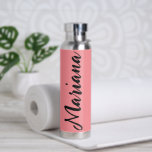 Botella De Agua Elegante rosa y negro personalizado<br><div class="desc">Mantente hidratado con estilo con esta elegante botella de agua personalizada rosa y negra. Con un diseño moderno y trendy,  esta botella personalizada es perfecta para el gimnasio,  la oficina o para llevar. Personalízala fácilmente con tu nombre o monograma para crear un regalo único para ti o un amigo.</div>