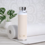 Botella De Agua Elegante simple monograma Minimalista dorado Rubor<br><div class="desc">Frasco de agua rosa y dorada con un diseño moderno y elegante con un monograma de dos letras en un tipo de letra serif clásico. Un diseño minimalista que se presenta como moda y elegante.</div>