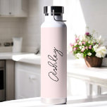 Botella De Agua Elegante texto manuscrito rosa Rubor<br><div class="desc">Botella de agua elegante rosada Rubor con opción de añadir nombre con texto de caligrafía hermoso. Más productos con este diseño están en la colección de abajo.</div>