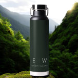 Botella De Agua Elegante verde oscuro moderno nombre de monograma<br><div class="desc">Eleva tu rutina de hidratación con nuestra clásica elegante botella de agua Minimalista moderna monograma negro. Diseñada meticulosamente, esta botella de agua combina perfectamente la sofisticación atemporal con el minimalismo contemporáneo, convirtiéndolo en un accesorio elegante y funcional para tu vida diaria. Esta botella de agua, elaborada con precisión y atención...</div>