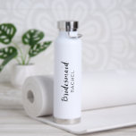Botella De Agua Elegante y simple Boda de la dama de honor moderna<br><div class="desc">Botella moderna de agua boda en blanco y negro con un diseño simple y minimalista con "dama de honor" en un elegante y grueso guión junto con su nombre. Un regalo lindo y jovencito para las damas de honor.</div>